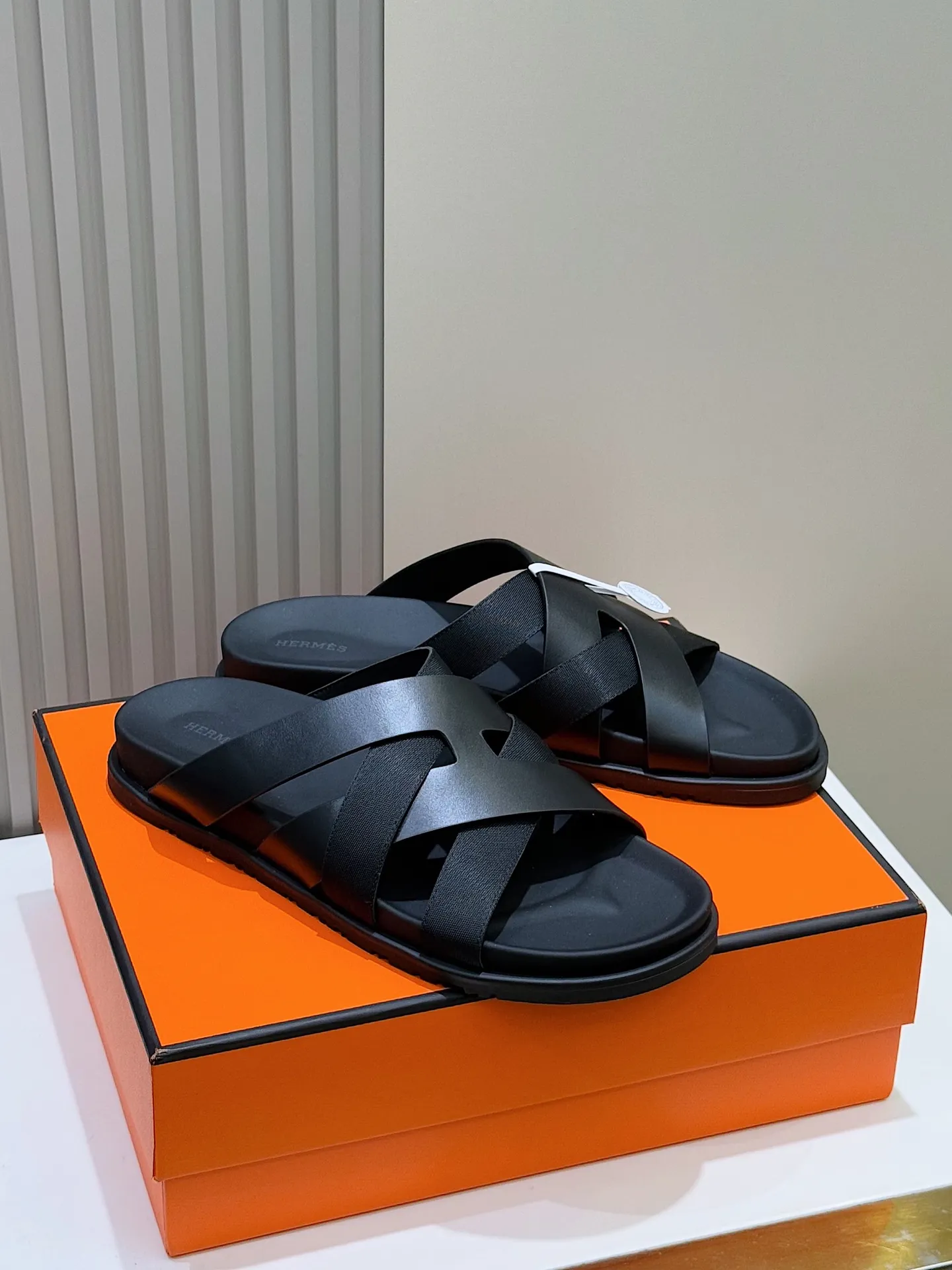 Batch 280 Hermes men's Kazimir slippers - top quality woven calfskin functional sandals, with interwoven uppers inspired by the "H" iconic pattern to create a casual look, perfect for summer. Imported cowhide + cowhide lining + rubber outsole Size: 38-44 (.45.46 customized)